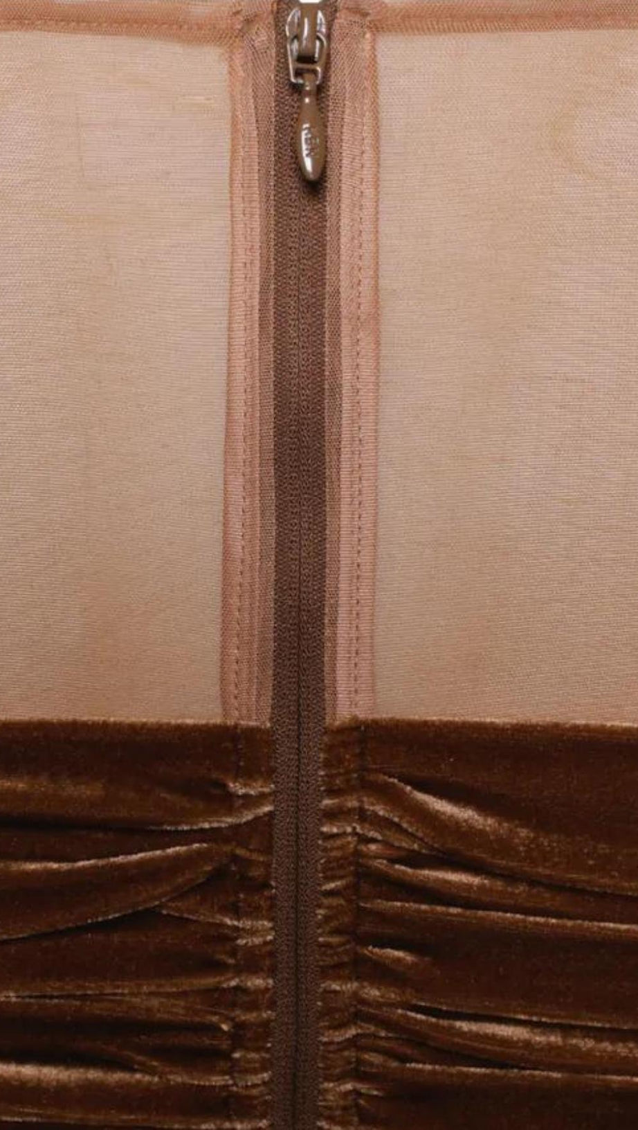 Zweiteiliger Anzug mit Netzärmeln aus Samt