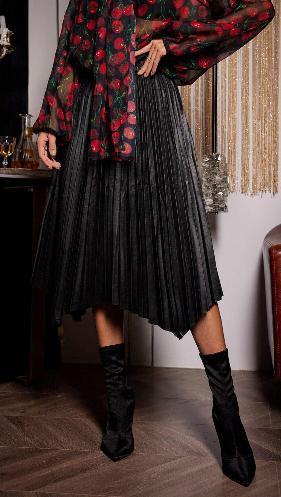 LEATHER PLEATED SKIRT IN BLACK