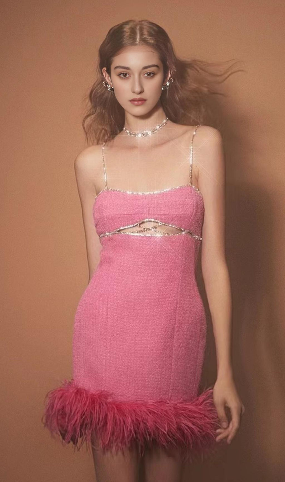MINIKLEID MIT AUSSCHNITT UND KRISTALLFEDER IN PINK