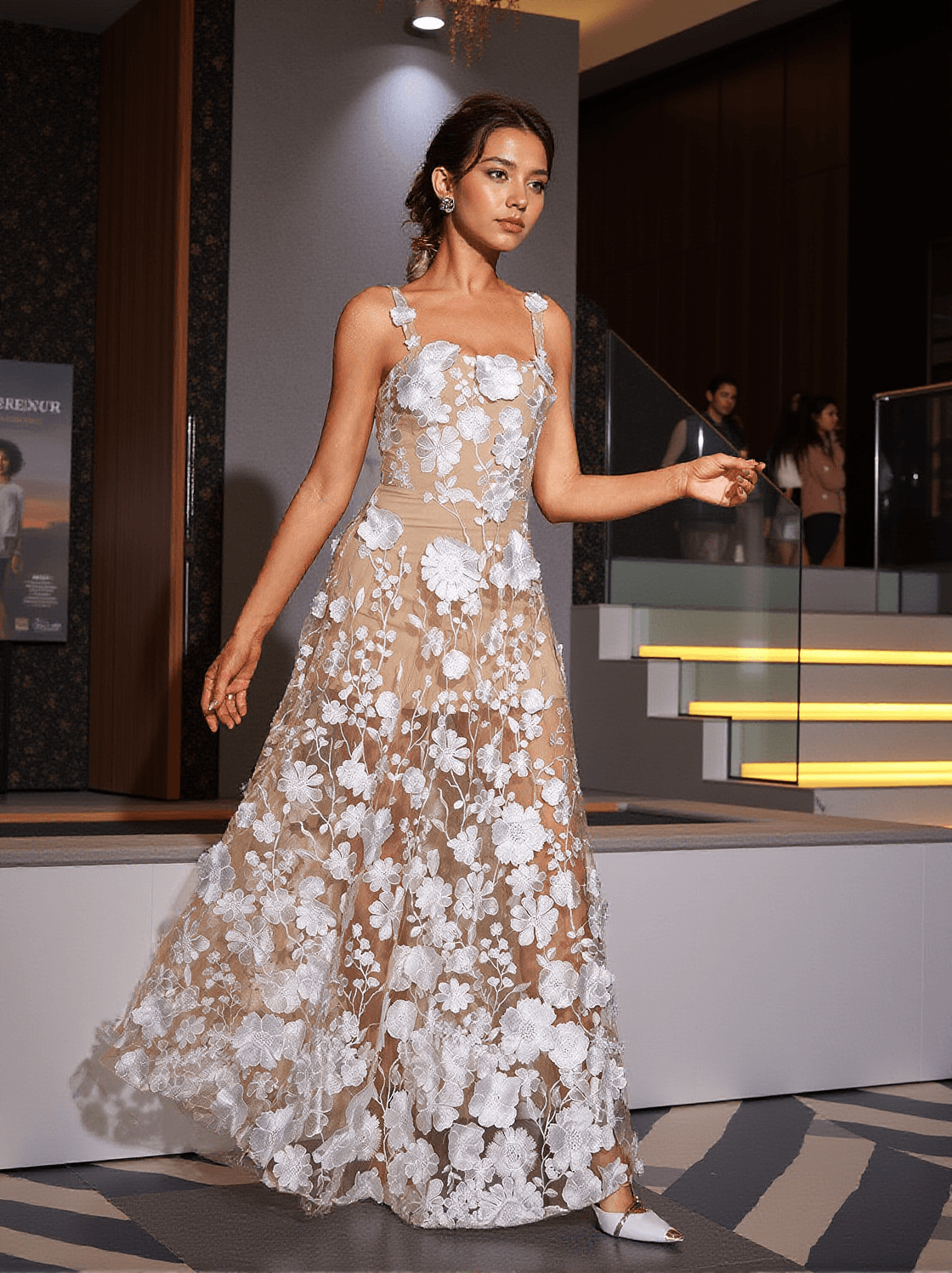 ABITO LUNGO IN RETE CON RICAMI A FIORI ANNALENA