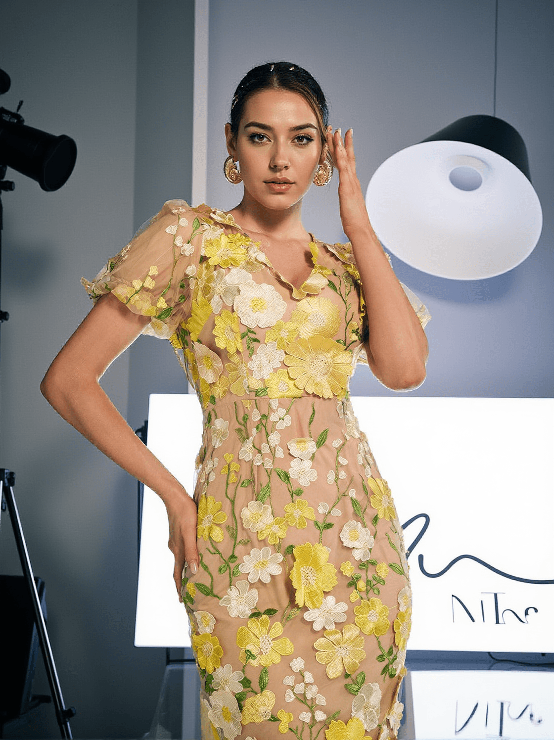 Grayson – Gelbes Midikleid mit Blumenstickerei