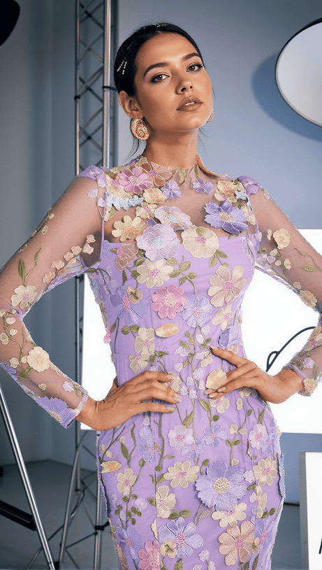 Amara – Langärmliges, besticktes Midikleid in Lila