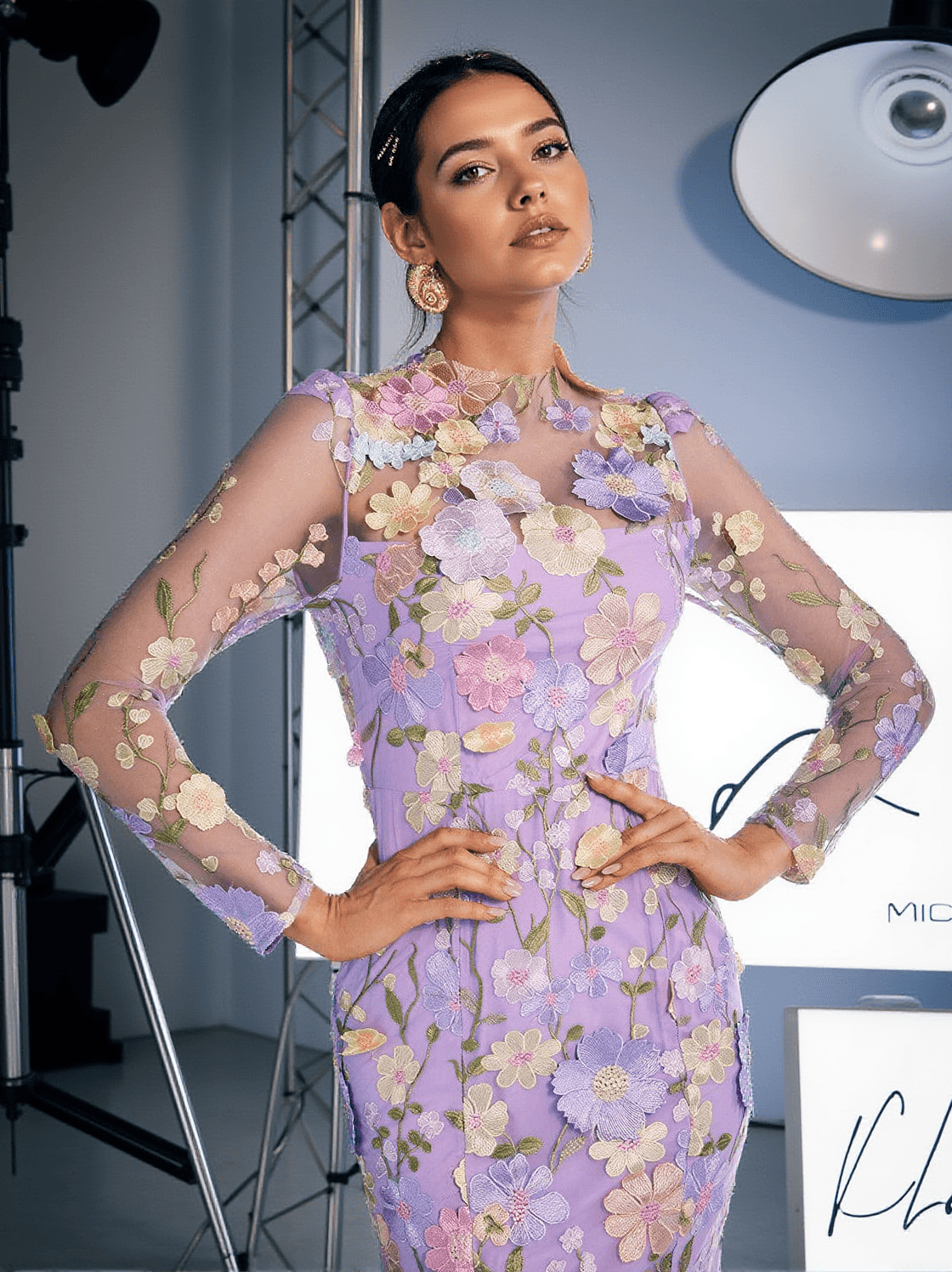 ABITO MIDI RICAMATO A MANICHE LUNGHE AMARA VIOLA