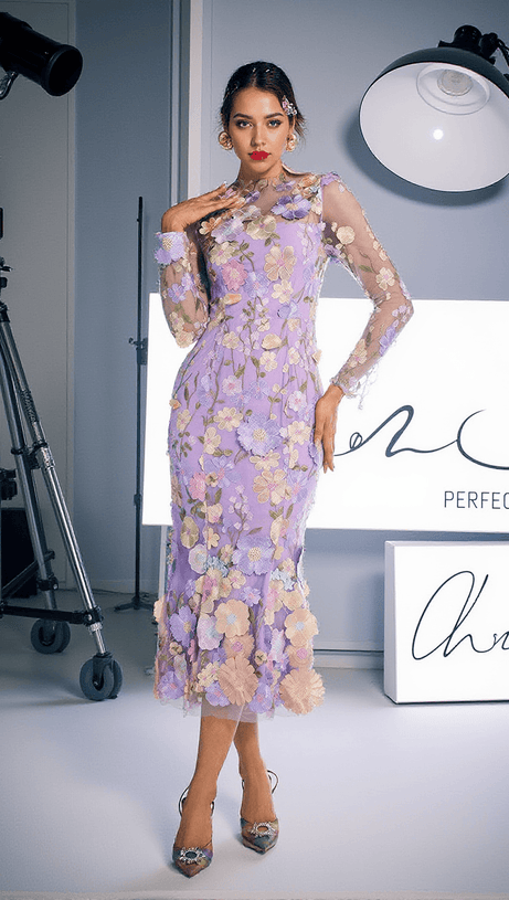 Amara – Langärmliges, besticktes Midikleid in Lila