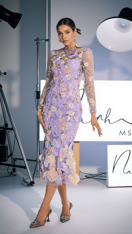 Amara – Langärmliges, besticktes Midikleid in Lila