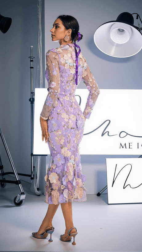 Amara – Langärmliges, besticktes Midikleid in Lila