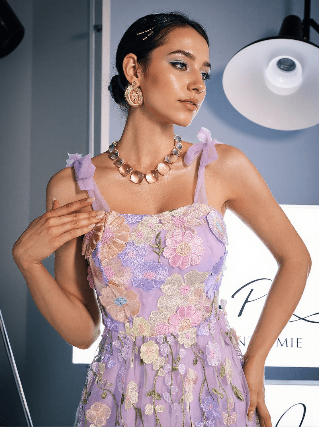 ABITO CORTO CON RICAMI E LACCI PHILIP