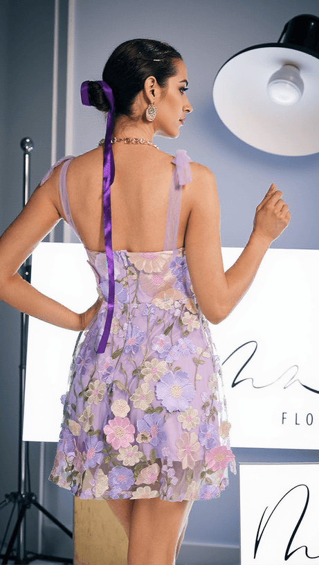 ABITO CORTO CON RICAMI E LACCI PHILIP