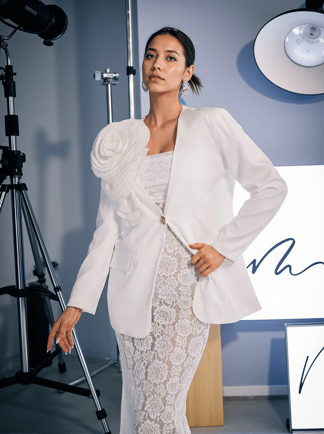 FINNLEY V NECK FLOWER BLAZER