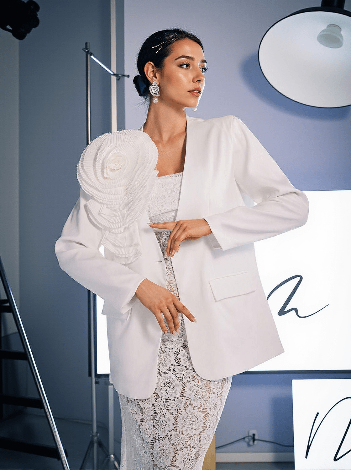 FINNLEY V NECK FLOWER BLAZER