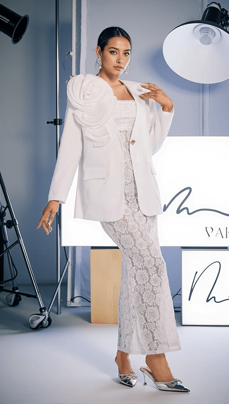 FINNLEY V NECK FLOWER BLAZER