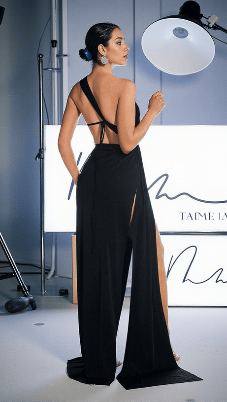 Mihi – Drapiertes, rückenfreies Maxikleid mit Cut-outs in Schwarz
