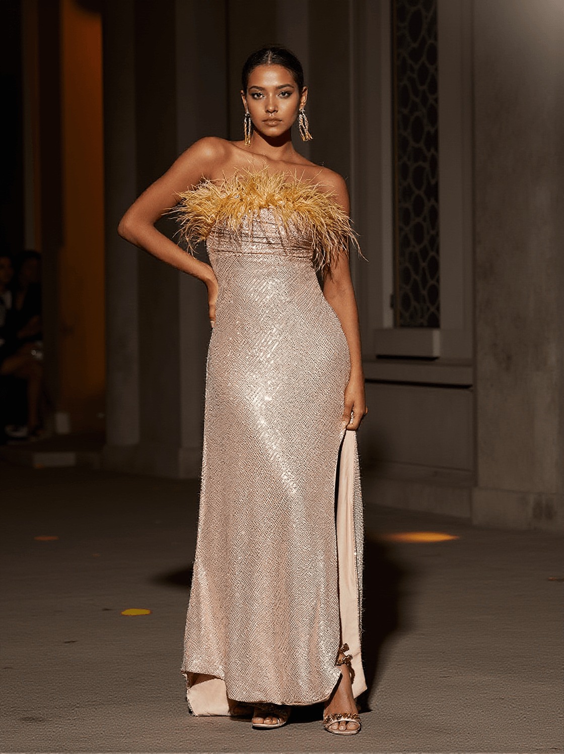 ABITO LUNGO LAURELL SENZA SPALLINE CON PIUME E PAILLETTES