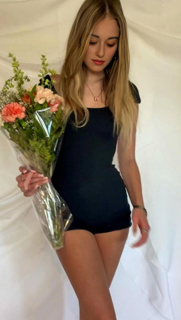 Figurbetonter, rückenfreier Bodysuit