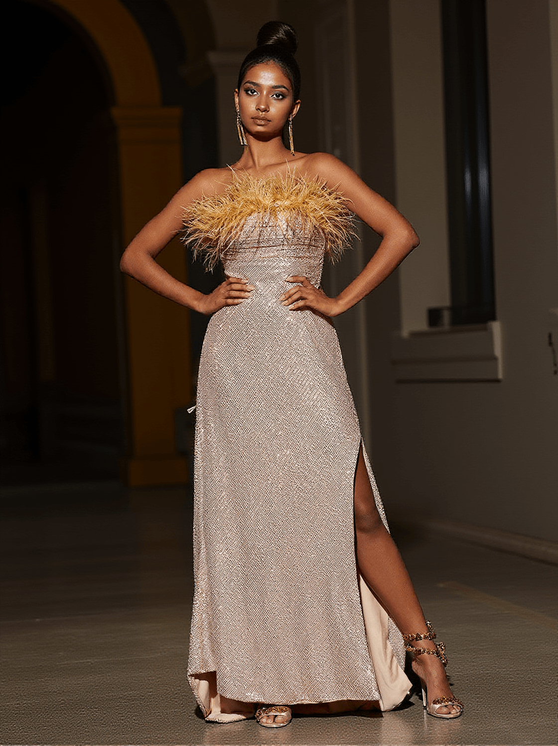 ABITO LUNGO LAURELL SENZA SPALLINE CON PIUME E PAILLETTES