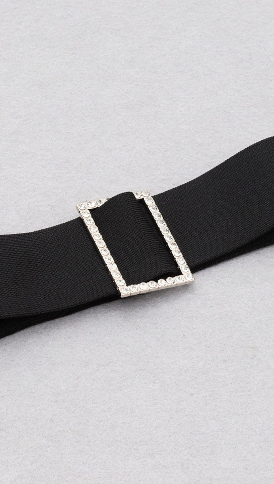 ABITO MIDI NERO CON SCOLLO A V E MONOSPALLA