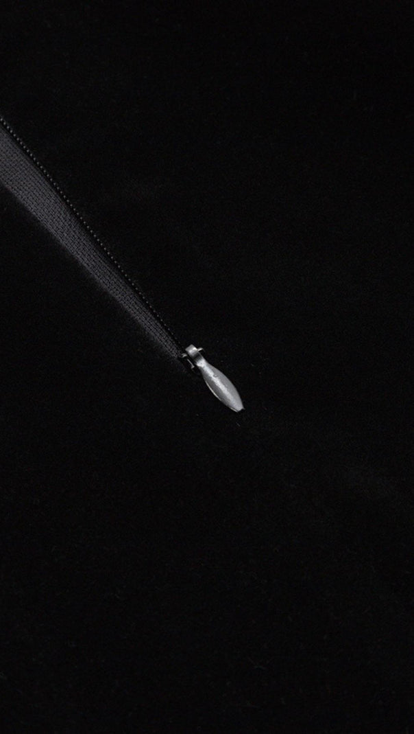 ÄRMELLOSES, figurbetontes MIDIKLEID IN SCHWARZ