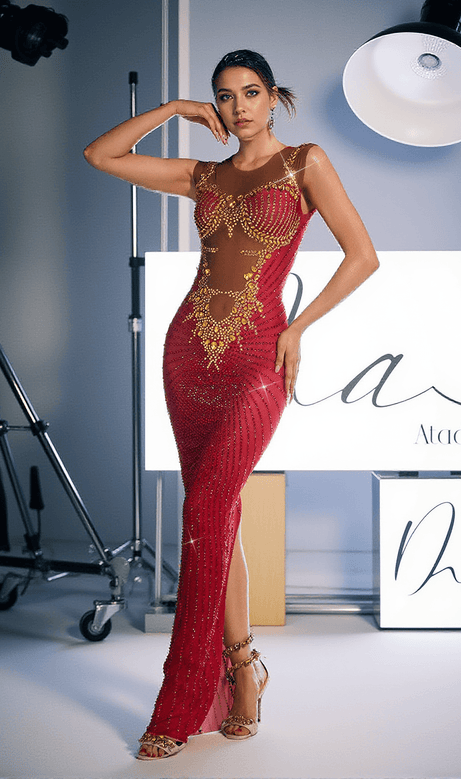 Brody – Bedrucktes Maxikleid mit Schlitz und Strasssteinen in Rot
