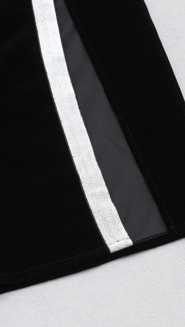 ÄRMELLOSES, figurbetontes MIDIKLEID IN SCHWARZ