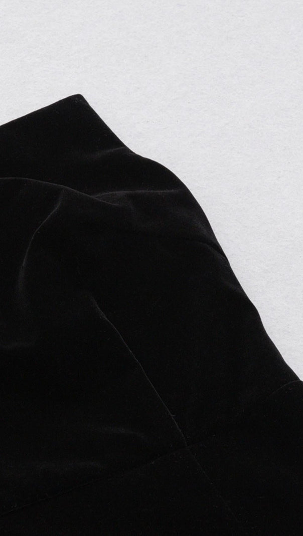 ÄRMELLOSES, figurbetontes MIDIKLEID IN SCHWARZ