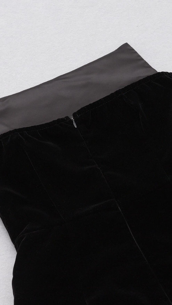 ÄRMELLOSES, figurbetontes MIDIKLEID IN SCHWARZ