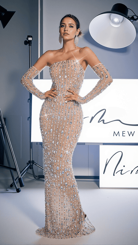 Douglas – Trägerloses Maxikleid mit Strasssteinen und Handschuhen