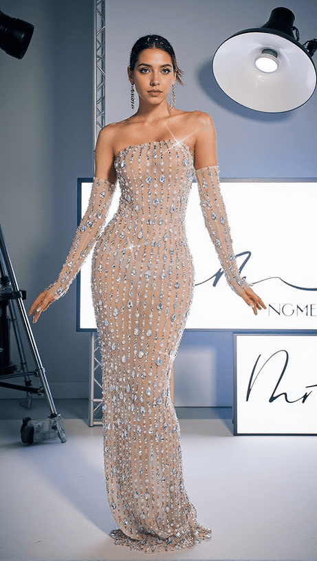 Douglas – Trägerloses Maxikleid mit Strasssteinen und Handschuhen