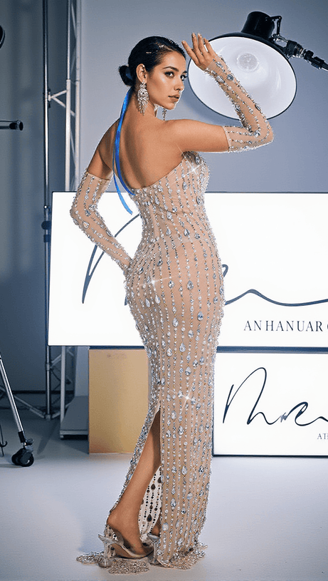 Douglas – Trägerloses Maxikleid mit Strasssteinen und Handschuhen