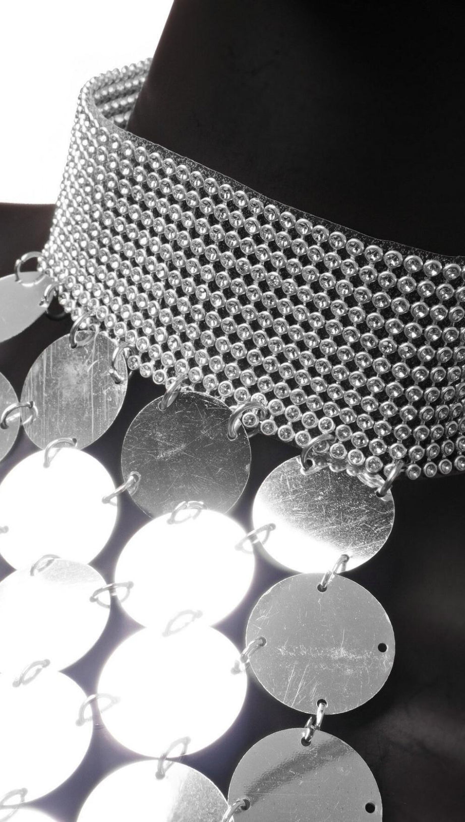 Neckholder-Minikleid mit Pailletten und Spiegel