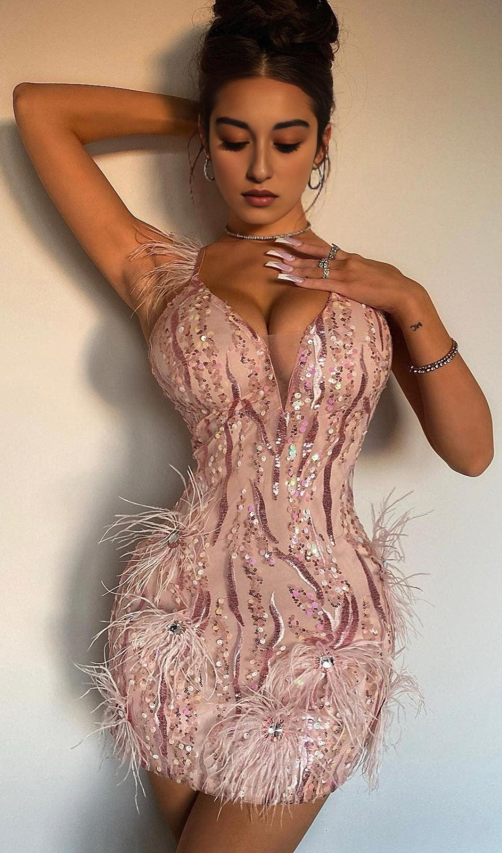 MINIKLEID MIT PAILLETTEN UND FEDERFRANSEN