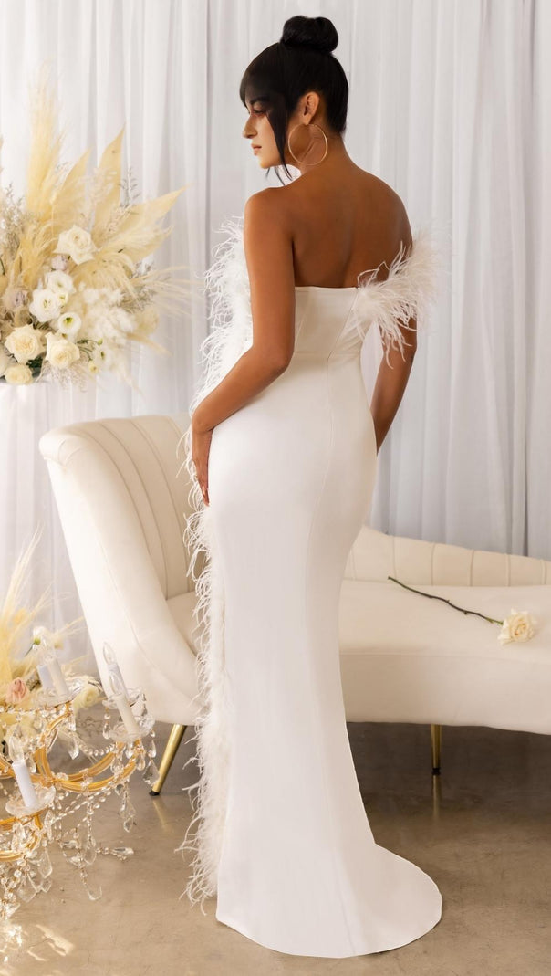 TRÄGERLOSES MAXIKLEID MIT FEDERN IN WEISS