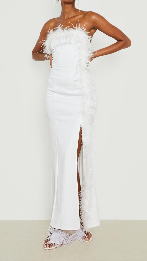 TRÄGERLOSES MAXIKLEID MIT FEDERN IN WEISS