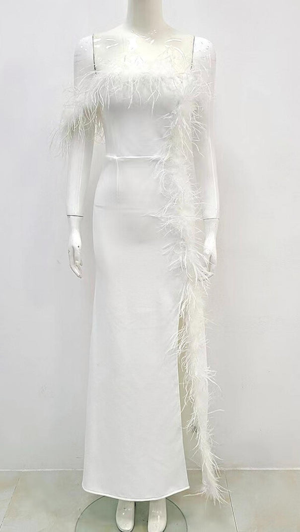 TRÄGERLOSES MAXIKLEID MIT FEDERN IN WEISS