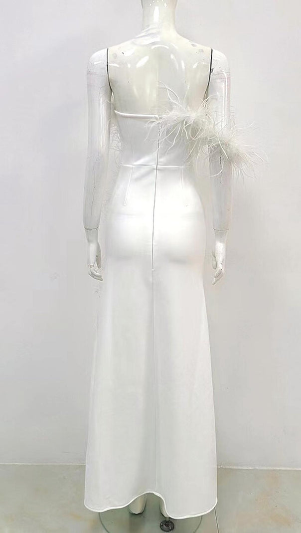 TRÄGERLOSES MAXIKLEID MIT FEDERN IN WEISS