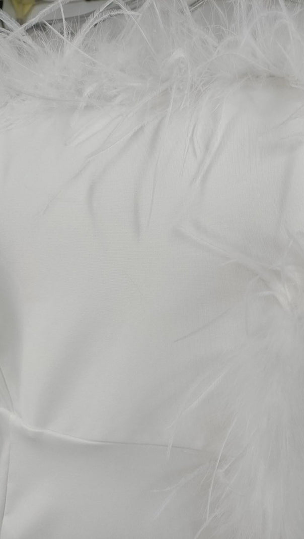 TRÄGERLOSES MAXIKLEID MIT FEDERN IN WEISS