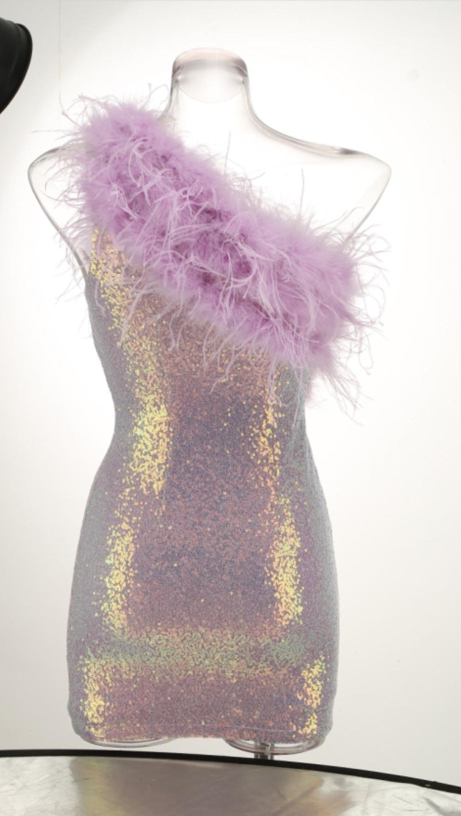 ABITO CORTO MONOSPALLA CON PIUME E PAILLETTES VIOLA