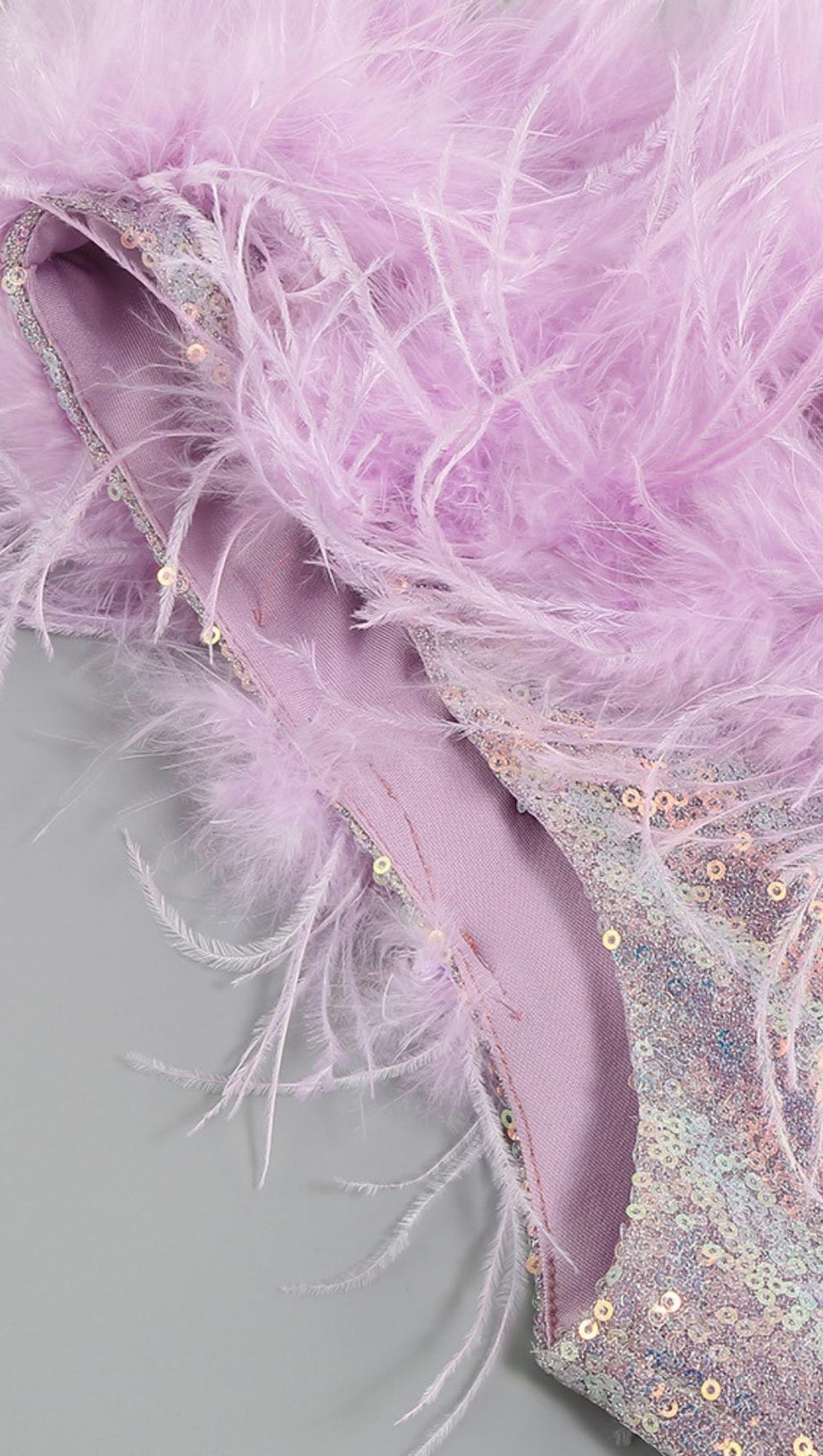ABITO CORTO MONOSPALLA CON PIUME E PAILLETTES VIOLA