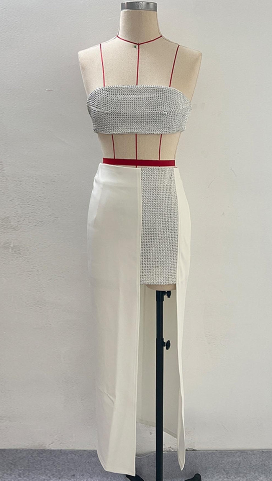 SET DUE PEZZI CON CRISTALLI SENZA SPALLINE