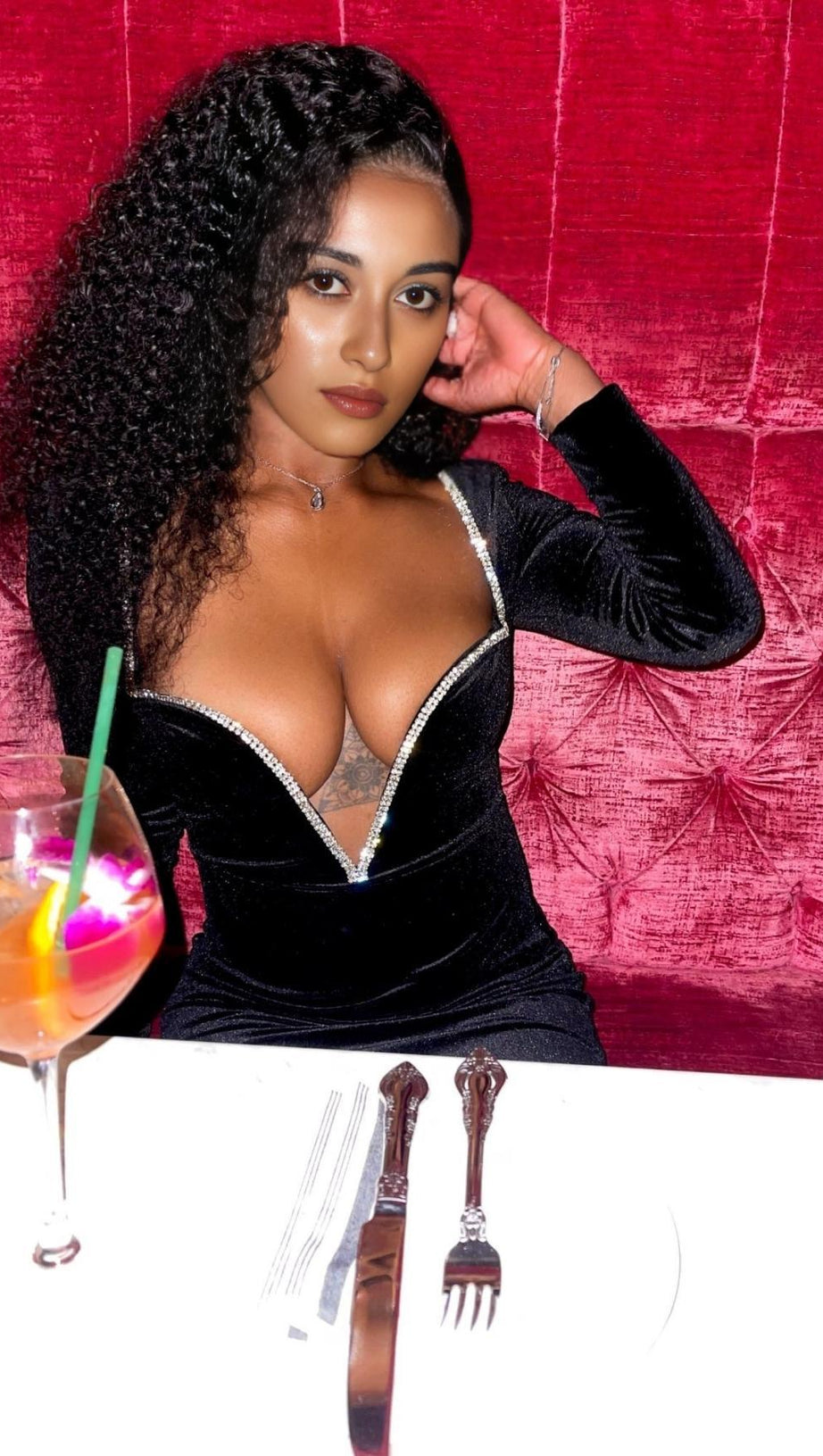 MINI ABITO CON SCOLLO A V E CRISTALLI NERO