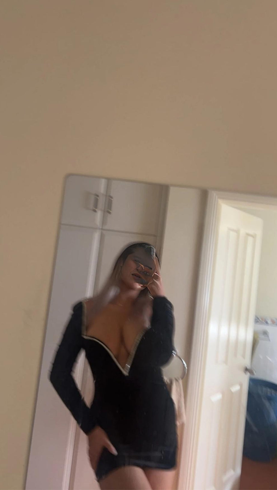 MINI ABITO CON SCOLLO A V E CRISTALLI NERO