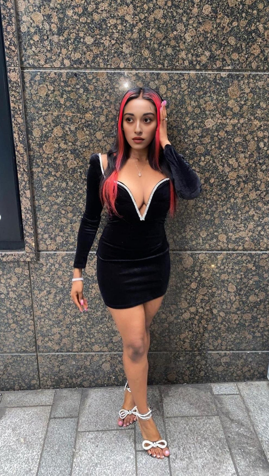 MINI ABITO CON SCOLLO A V E CRISTALLI NERO