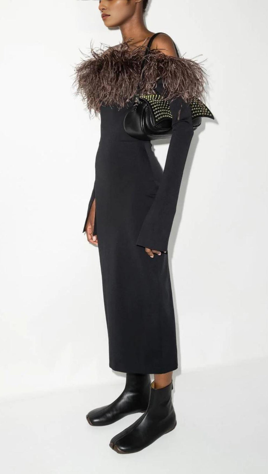 ABITO MIDI CON SPALLE SCOPERTE E PIUME