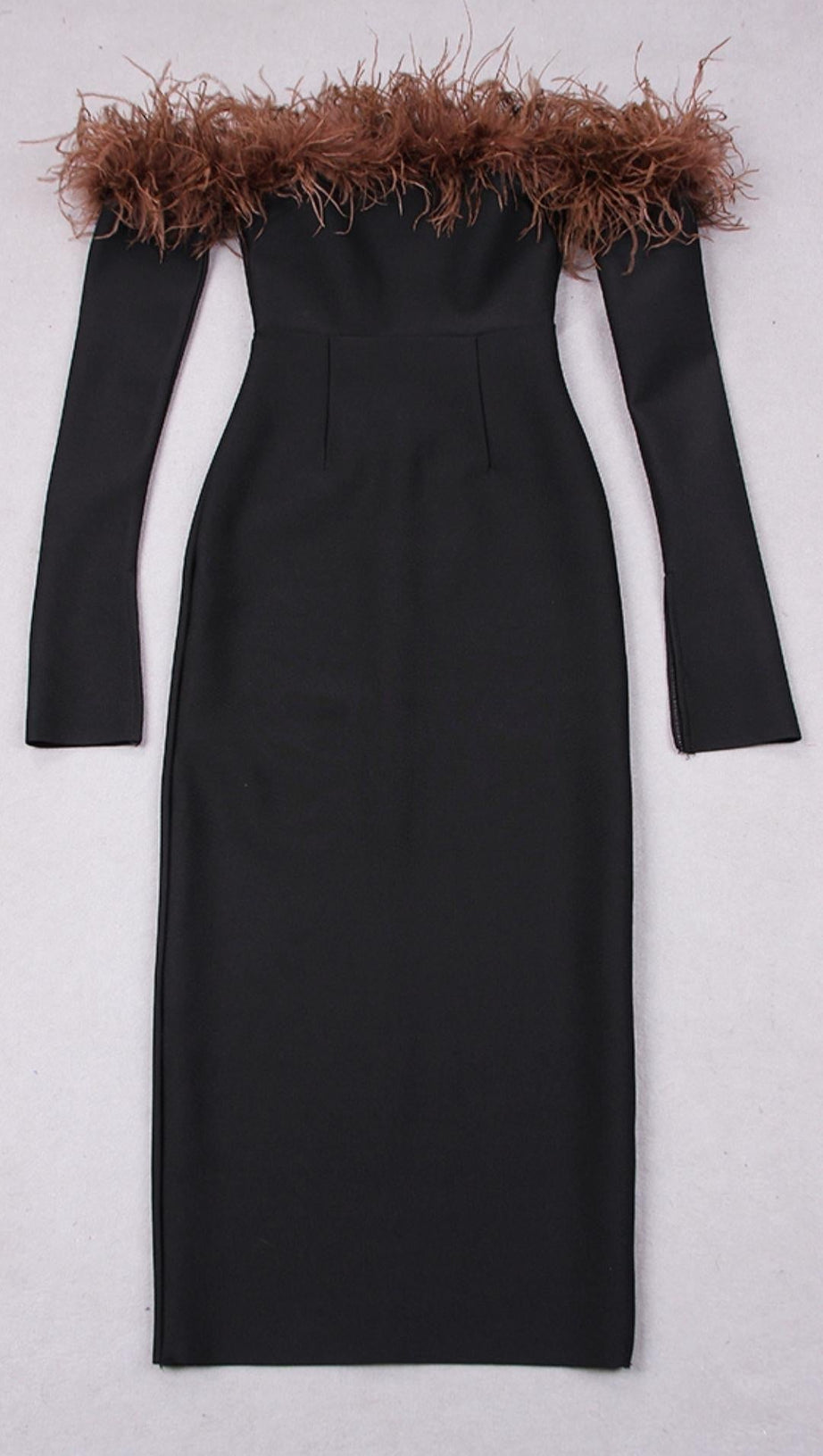 ABITO MIDI CON SPALLE SCOPERTE E PIUME