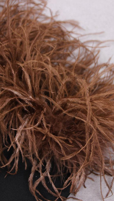 ABITO MIDI CON SPALLE SCOPERTE E PIUME