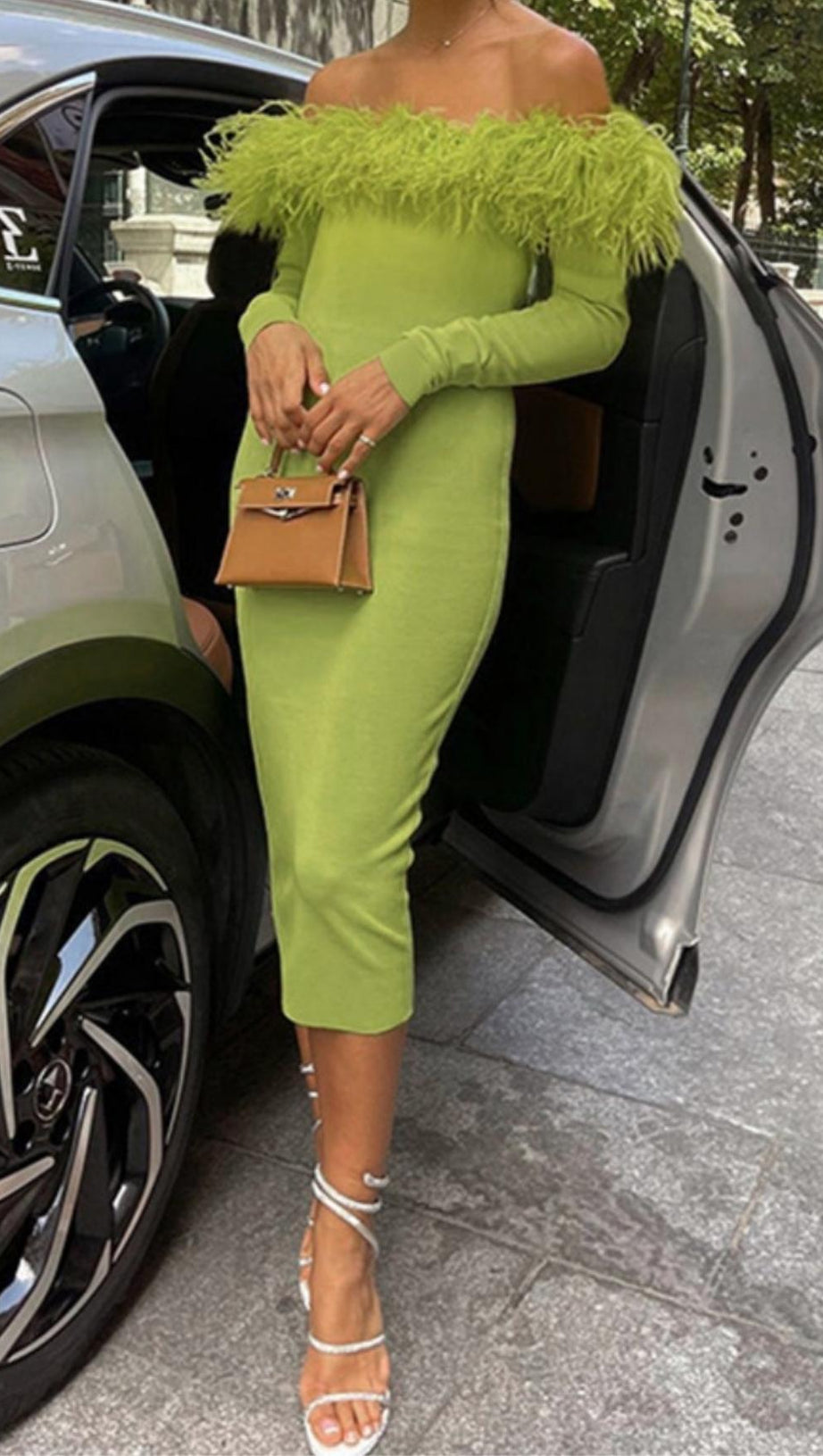 ABITO MIDI CON SPALLE SCOPERTE E PIUME