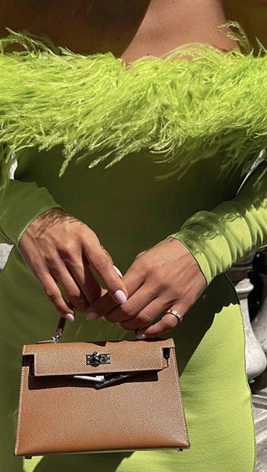 ABITO MIDI CON SPALLE SCOPERTE E PIUME