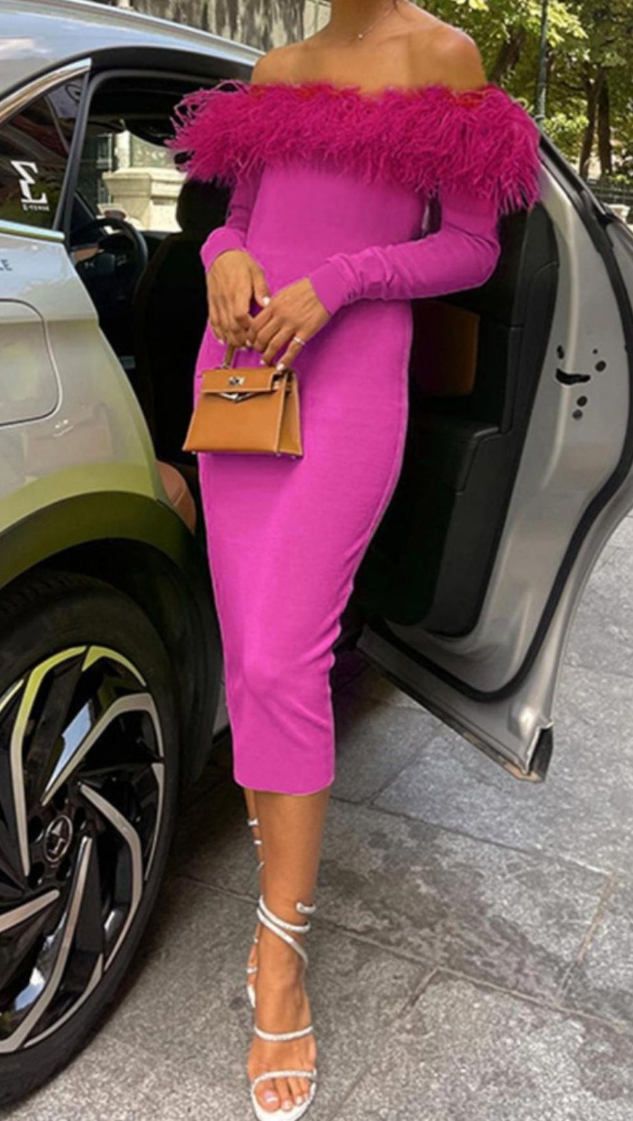 ABITO MIDI CON SPALLE SCOPERTE E PIUME