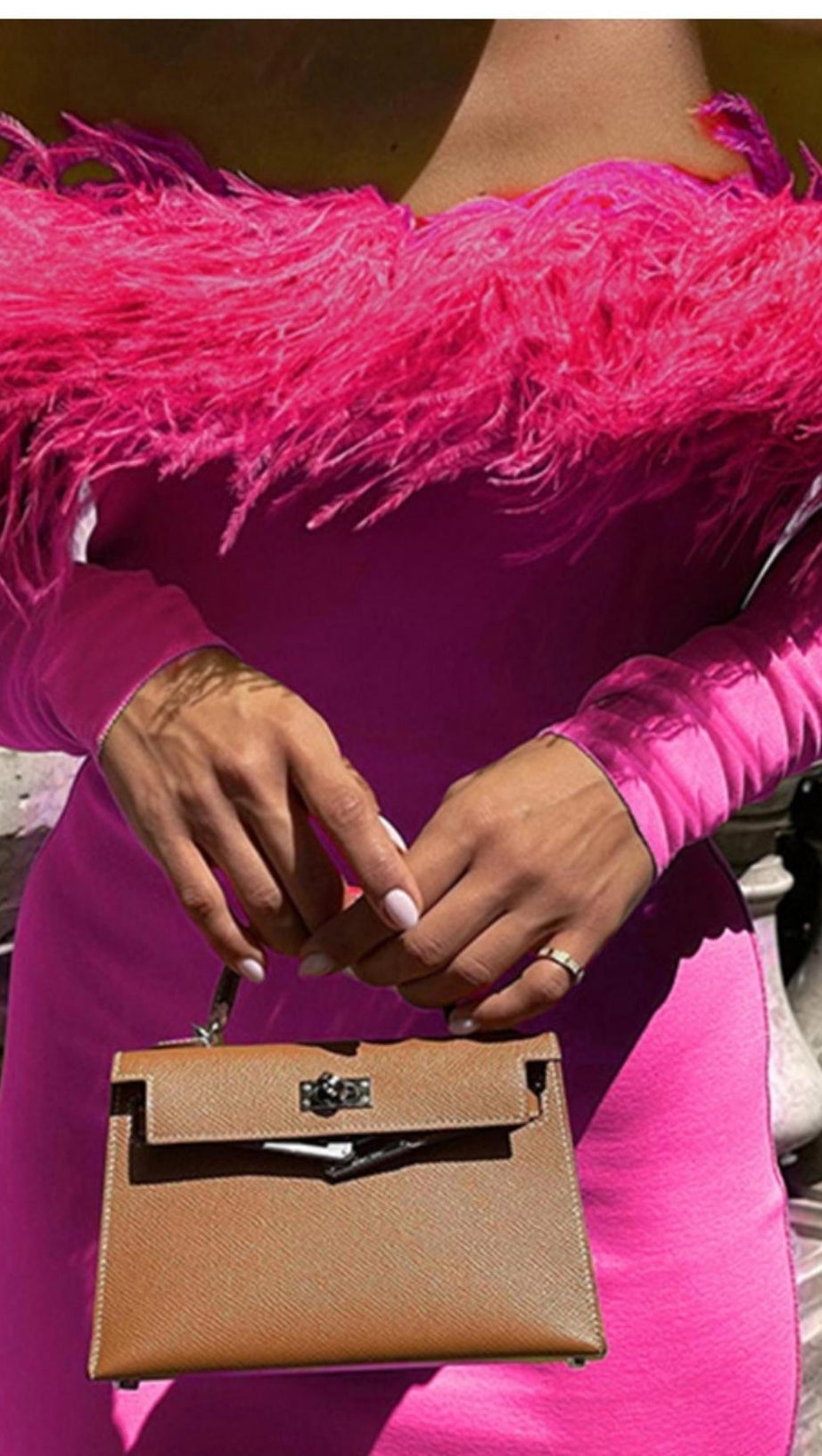 ABITO MIDI CON SPALLE SCOPERTE E PIUME