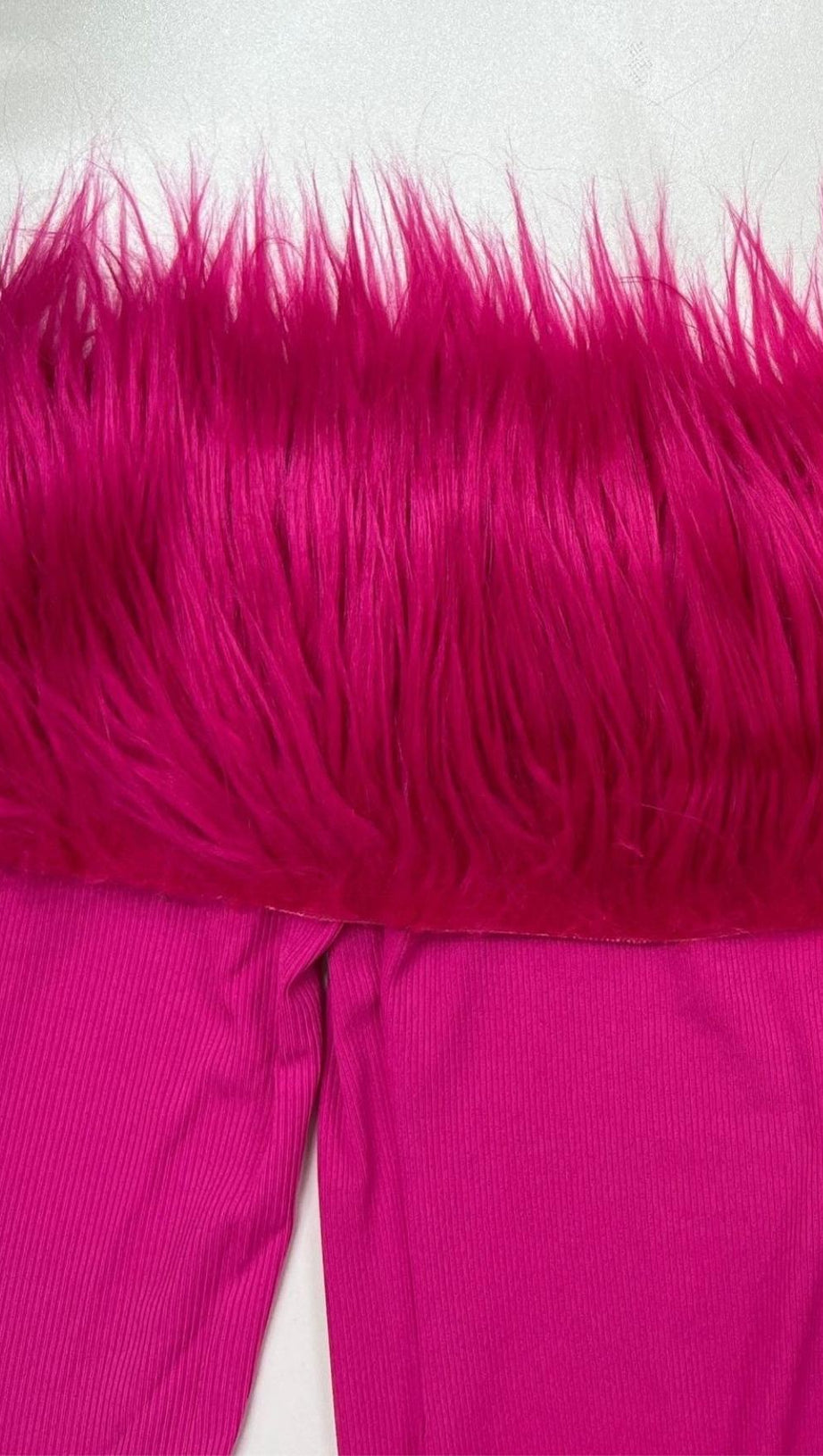 ABITO MIDI CON SPALLE SCOPERTE E PIUME