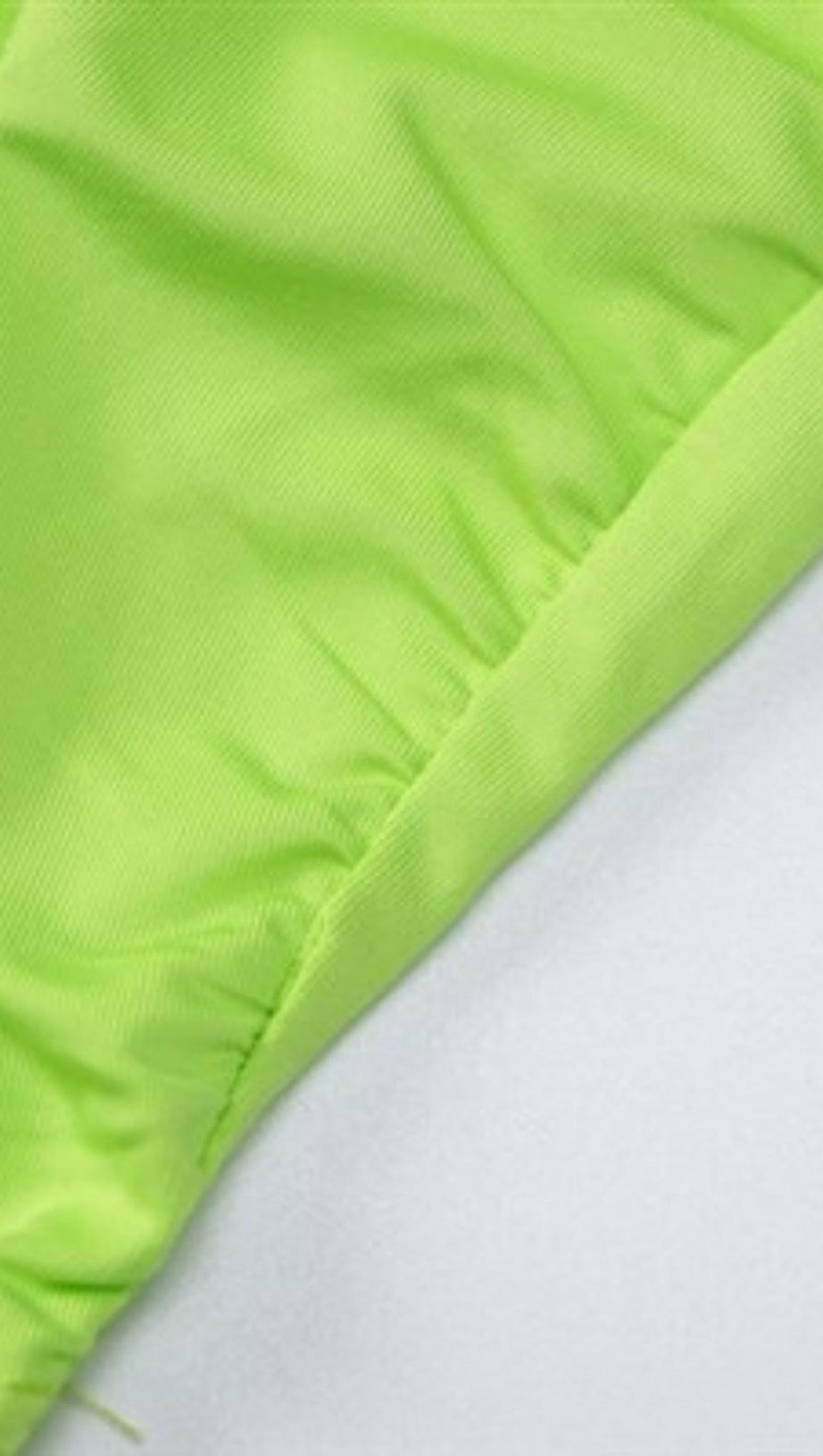 MINIKLEID MIT ONE-SHOULDER-AUSSCHNITT